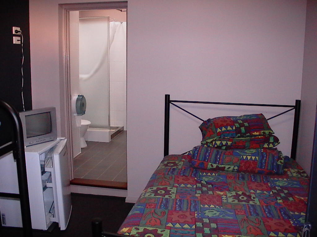 Globe Backpackers And City Oasis Perth Room photo